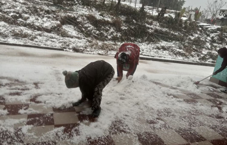 ২০০৭ সালে শেষবার এমন তুষারপাত দেখেছে শৈলশহর।