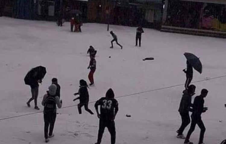 তুষারপাত সরিয়ে সরিয়ে উপভোগ করেন পর্যটকরা।