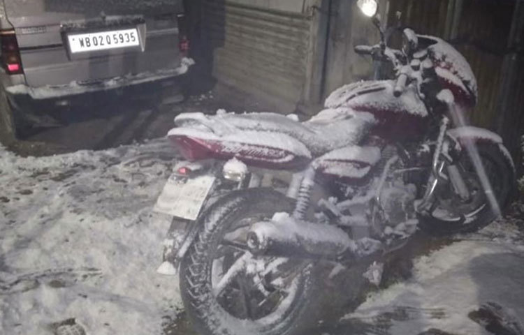 দার্জিলিংয়ের চৌরাস্তা, চকবাজার, রেল স্টেশন সর্বত্রই বরফের চাদর।