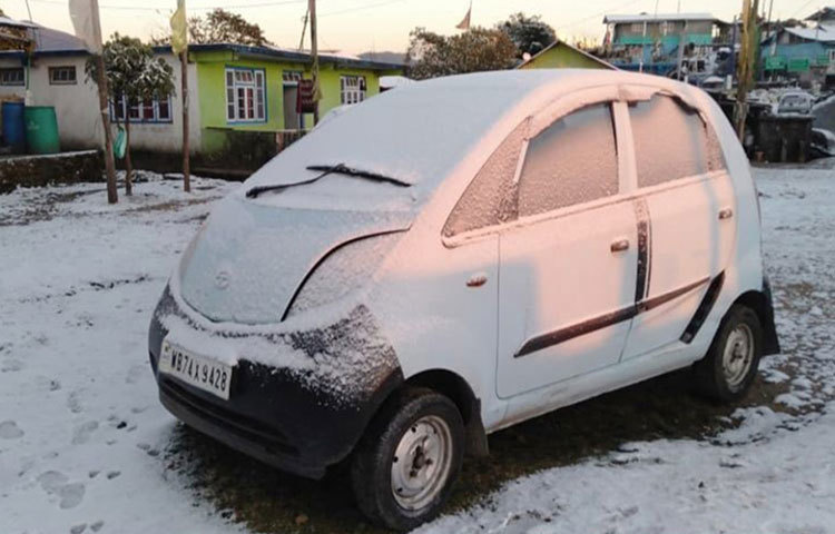 বরফের চাদরে ঢেকে যায় টয় ট্রেনের পথও।