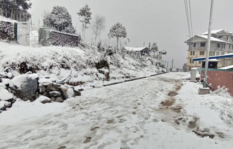 বরফ পড়ার কারণে হাড় কাঁপানো ঠান্ডায় কাবু পাহাড়।