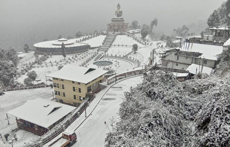বরফ নিয়ে খেলায় মেতেছেন পর্যটকরা।