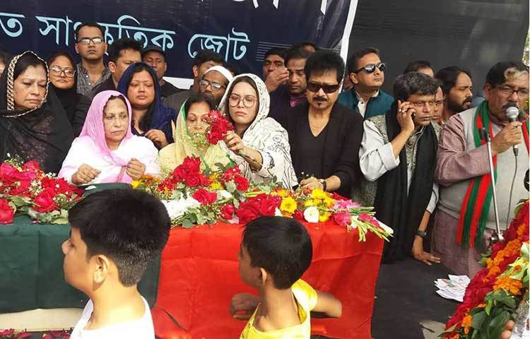 সম্মিলিত সাংস্কৃতিক জোটের আয়োজনে সংগীতজ্ঞ আহমেদ ইমতিয়াজ বুলবুলকে শ্রদ্ধা ও ভালোবাসা নিবেদন করছেন সর্বস্তরের জনগণ। ছবি : প্রদীপ দাস