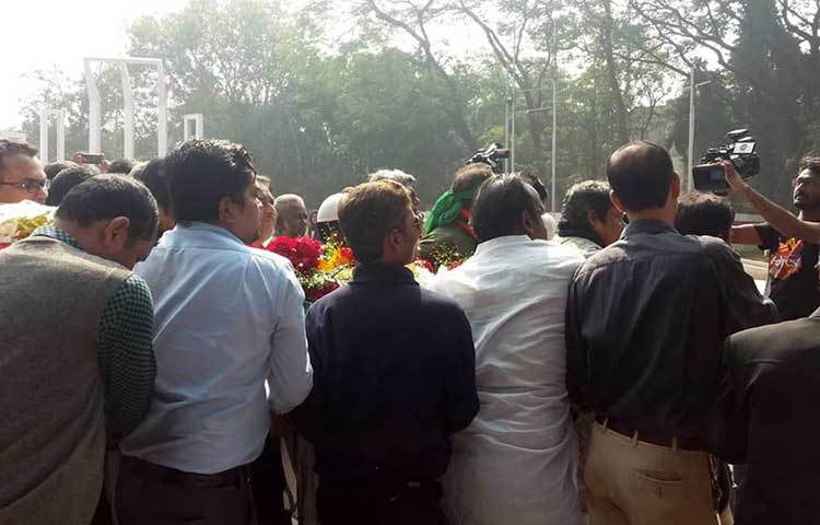 প্রিয় সুরস্রষ্টাকে শেষ বিদায় জানাতে এসেছেন ভক্ত অনুরাগীরা। ছবি : প্রদীপ দাস