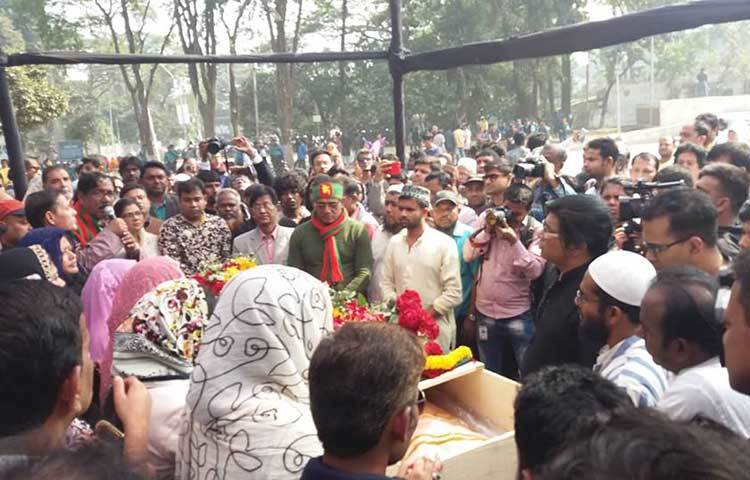 সবার ভালোবাসর ফুলে ভরে গেছে বুলবুলের কফিন। ছবি : প্রদীপ দাস