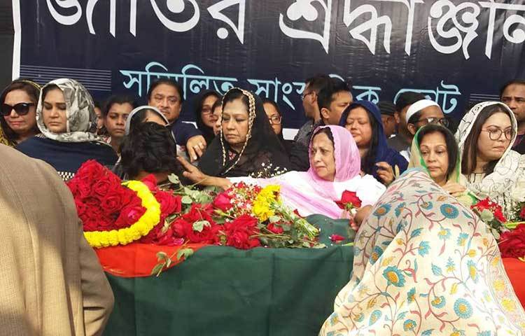 বাবার কফিন জাড়িয়ে কাঁদছেন সদ্যপ্রয়াত আহমেদ ইমিতিয়াজ বুলবুলের পুত্র। ছবি : প্রদীপ দাস