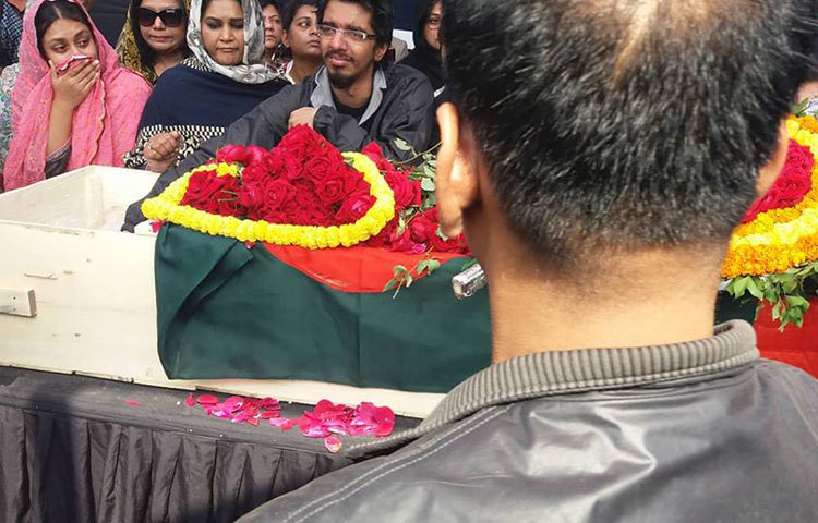 লাল সবুজের পতাকায় ঢেকে আছে বুলবুলের কফিন। ছবি : প্রদীপ দাস