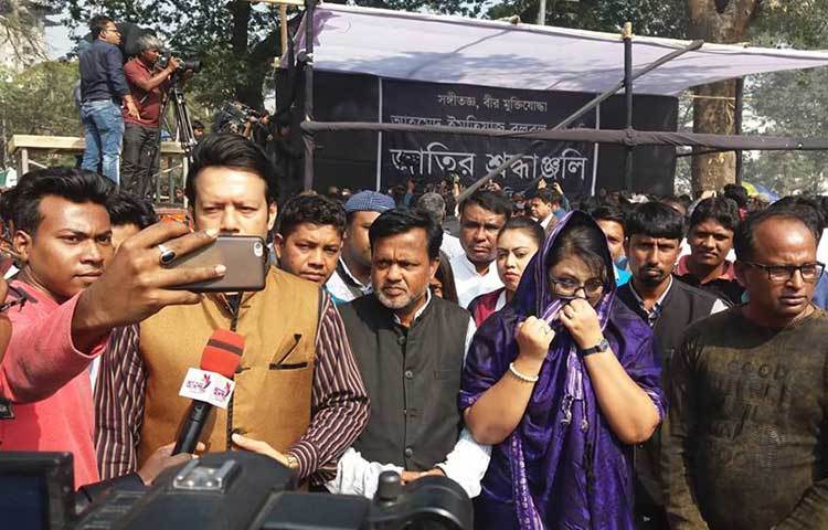 শ্রদ্ধা জানাতে এসেছিলেন শিল্পী এসডি রুবেল ও চিত্রনায়িকা শাহনুর। ছবি : প্রদীপ দাস