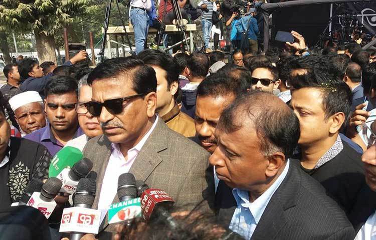 বরেণ্য সংগীতস্রষ্টা আহমেদ ইমতিয়াজ বুলবলকে শেষ শ্রদ্ধা জানতে এসে গণমাধ্যমের কাছে শোক প্রকাশ করছেন আওয়ামী লীগ নেতা মাহবু-উল আলম হানিফ। ছবি : প্রদীপ দাস