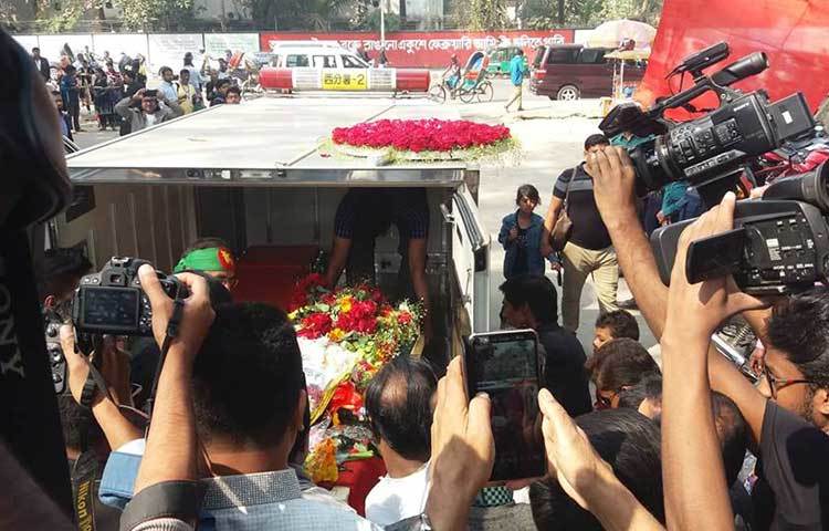 মরদেহবাহী গাড়িটি আহমেদ ইমতিয়াজ বুলবুলের মরহেদ নামানো হচ্ছে। ছবি : প্রদীপ দাস