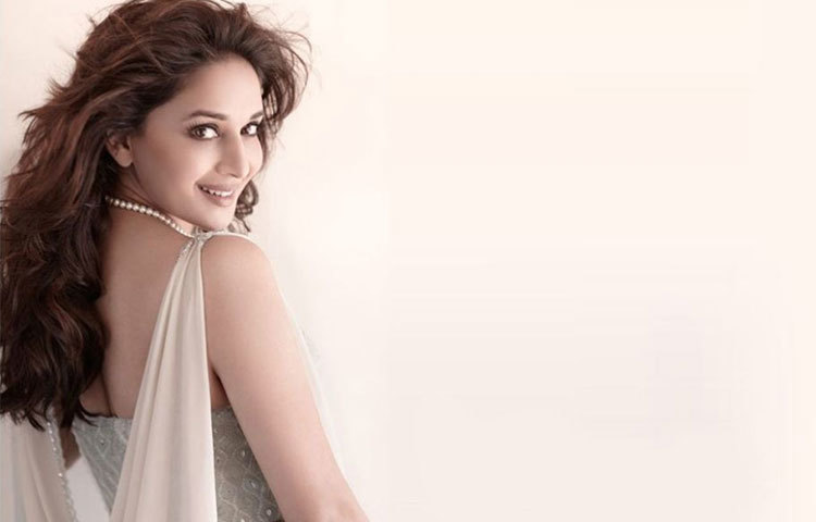 বলিউডের মধ্যেও পাকিস্তানের একটু বেশি ব্যথা ছিল মাধুরী দীক্ষিতকে নিয়ে। তার মন জয় করা নৃত্যে গোটা ভারত মোহিত হয়ে থাকত, হতাশা বাড়ত সীমান্তের ওপারে মানে পাকিস্তানে।