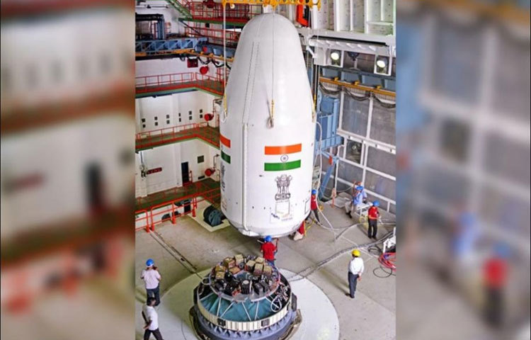 মহাকাশ গবেষণাতেও অনেক এগিয়ে গিয়েছে ভারত। সফল মঙ্গল অভিযান থেকে শুরু করে একের পর এক অত্যাধুনিক উপগ্রহ উৎক্ষেপণ। যা যুদ্ধ বা অন্য সময়েও পাকিস্তানের উপরে নজরদারিতে সাহায্য করে। অথচ পাকিস্তানের নিজস্ব মহাকাশ গবেষণা ভারতের ইসরোর প্রায় আট বছর আগে শুরু হয়েছিল।