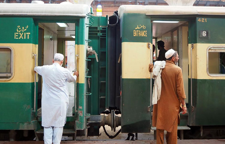 ব্রিটিশ সরকার থেকে একই সময়ে রেল ব্যবস্থা হাতে পেয়েছিল দুই দেশ। সেখানে ভারতের রেল ব্যবস্থা আজ পাকিস্তানের থেকে বহুগুণ উন্নত। পাকিস্তানি সংবাদমাধ্যমেই তা স্বীকার করা হয়।