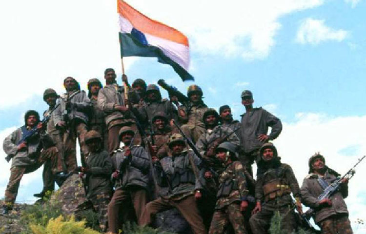 ১৯৯৯ সালের মে-জুলাই মাসে ভারতের কার্গিল অঞ্চলে ভারতীয় সেনার সঙ্গে কাশ্মীরের বিচ্ছিন্নতাবাদীদের যুদ্ধ বাধে।