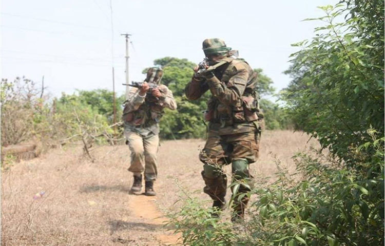 অপারেশনের সময়ে সেনাকে লক্ষ্য করে পাথর ছোড়ে ওই এলাকার বাসিন্দারা।