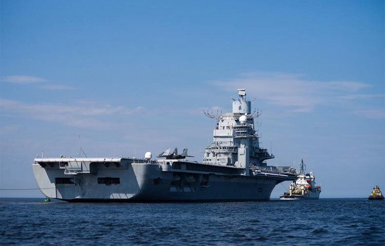 যুদ্ধ বিমান বহনকারী জাহাজ: ভারতের আছে একটি। পাকিস্তানের নেই।
