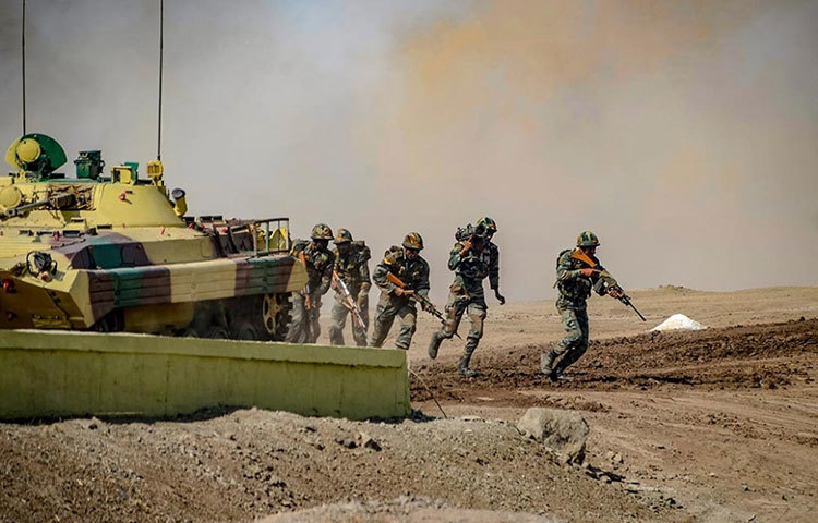 সেনা-জঙ্গি গুলির লড়াইয়ের মাঝে পড়ে নিহত হন এক সাধারণ নাগরিকও।