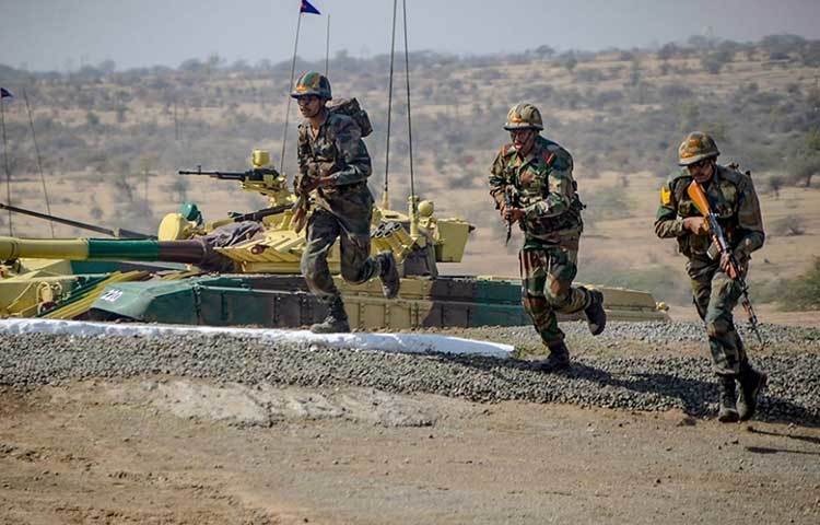 ওই গ্রামের একটি বাড়িতে সঙ্গীদের নিয়ে লুকিয়ে পড়ে কামরান।