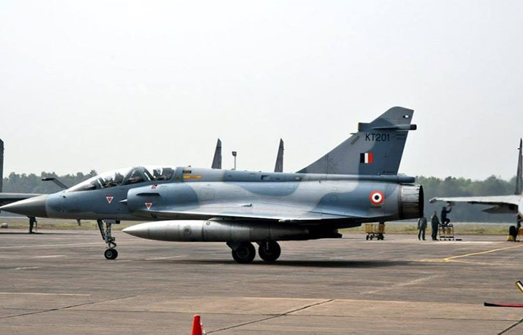 যুদ্ধ বিমান: ভারতের কাছে রয়েছে ২,১৮৫টি। পাকিস্তানের কাছে রয়েছে ১,২৮১টি।