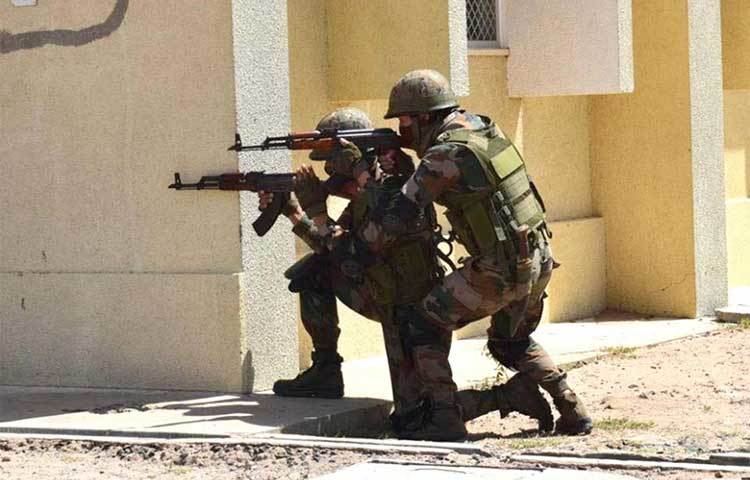 গোপন সূত্রে খবর পেয়ে, পুলওয়ামার পিংগাল গ্রাম ঘিরে ফেলে কামরানের বিরুদ্ধে অভিযানে নামে সেনা।