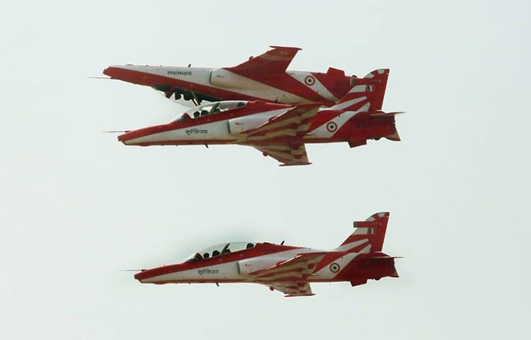 ফাইটার যুদ্ধবিমান: ভারতের রয়েছে ৫৯০টি। পাকিস্তানের রয়েছে ৩২০টি।