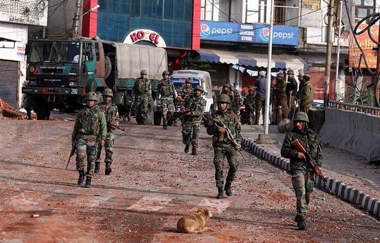 অস্ত্র হাতে নিয়ে সামনে আগাচ্ছে ভারতীয় সেনারা। গত বছর পাকিস্তান থেকে কাশ্মীরে অনুপ্রবেশ করে কামরান।