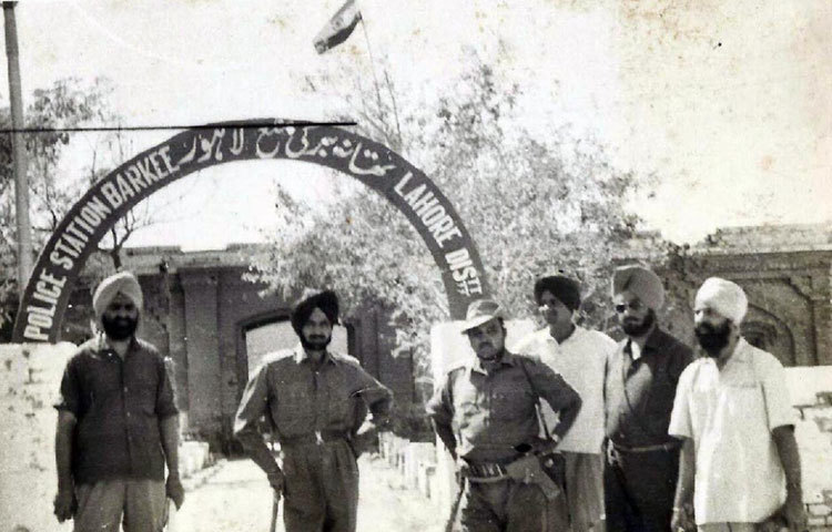 ১৯৬৫ সালের সেই সময়ে লাহোর ও পাকিস্তানের দখলে থাকা কাশ্মীরের অনেকটা ভিতরে চলে যায় ভারতীয় বাহিনী। শোনা যায়, লাহোর বিমানবন্দরের কাছে পৌঁছে গিয়েছিল ভারতীয় বাহিনী।