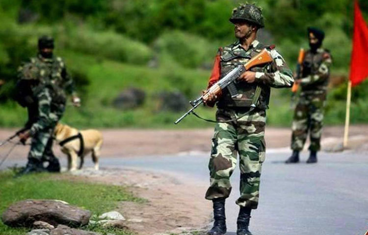 সতর্ক  দৃষ্টিতে সেনারা। ২০১৮ সালে মাসুদ আজহারের এক নিকট আত্মীয় কাশ্মীরে সেনার গুলিতে নিহত হয়।