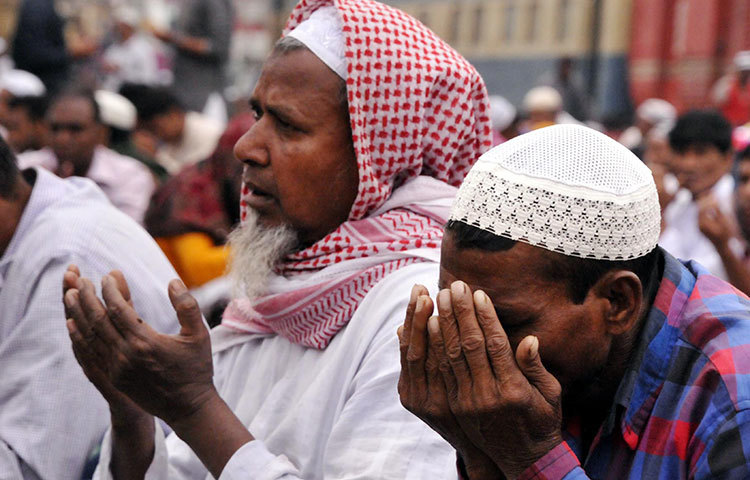 মোনাজাতের সময় কান্নায় ভেঙে পড়েন অনেক মুসল্লি। ছবি: বিপ্লব দিক্ষিৎ