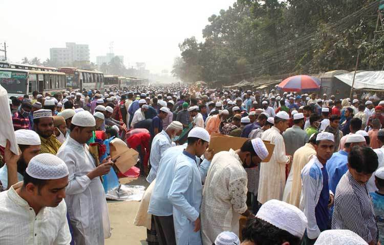 গতকাল জুমার নামাজ পড়তে আসা মুসল্লিদের ঢল। ছবি: বিপ্লব দিক্ষিৎ