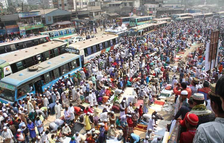 গতকাল রাস্তায় জুমার নামাজ আদায় করেছেন ইজতেমায় আসা মুসল্লিরা। ছবি: বিপ্লব দিক্ষিৎ
