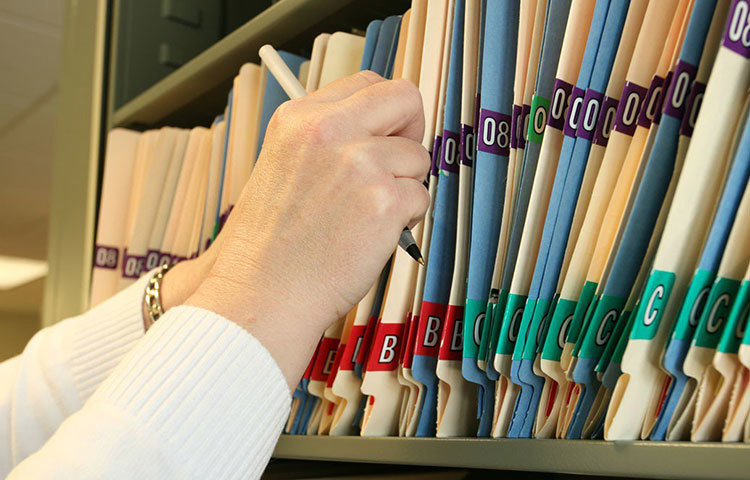 ফাইল ক্লার্ক : এই পেশার চাহিদাও প্রতিদিনই কমছে। আগে এই পেশা অনেকটাই ছিল মানব নির্ভর। কিন্তু, কম্পিউটারের বহুল ব্যবহার মানুষের উপর নির্ভরতা কমিয়েছে। স্বাভাবিকভাবেই চাকরির বাজার কমেছে।