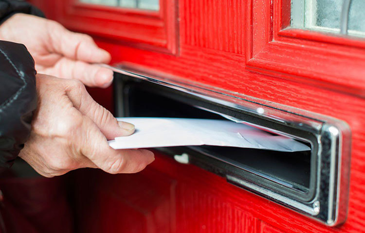 পোস্ট মাস্টার : ডাক বিভাগ যেখানে জনপ্রিয়তা হারাচ্ছে সেখানে পোস্ট মাস্টারের চাকরিতে লোকের সংখ্যা কমবে সন্দেহ নেই। মোবাইল বিপ্লবের যুগে ডাক বিভাগের সঙ্গে সঙ্গে পোস্ট মাস্টারের পেশাও জনপ্রিয়তা হারাচ্ছে বলে দাবি করছে রিপোর্ট।