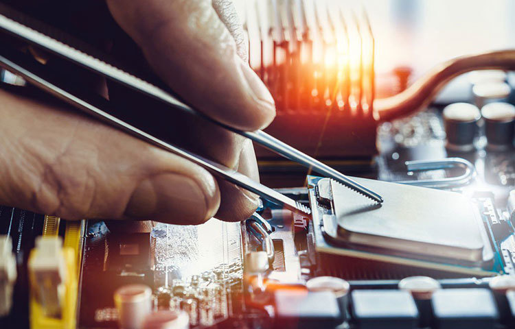 ইলেট্রিক্যাল যন্ত্রাংশ সংযুক্তিকরণ পেশা : এখন যন্ত্রের উপর নির্ভর করেই সংযুক্তিকরণের কাজটা সহজে করা যায়। কিন্তু, বছর কয়েক আগেও একাধিক কর্মী নিযোগ করা হত এ কাজে।