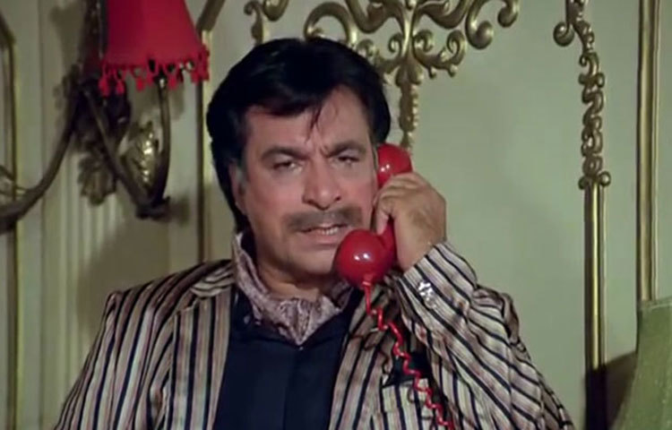 ‘আঁখে’ ছবিটি ১৯৯৩ সালে মুক্তি পেয়েছে।