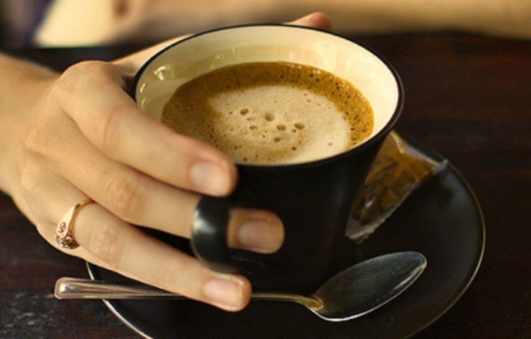 কফির একটা তরতাজা সুগন্ধ রয়েছে। আর এই সুগন্ধকেই কাজে লাগান হাতে। হাতের সুগন্ধী হিসেবে ব্যবহার করে দেখতে পারেন। সারাদিন নানা কাজ করে আপনার হাতও কিন্তু ক্লান্ত। হাতে অনেক সময় খারাপ গন্ধও হয়। তাদের এই পদ্ধতি খুব কাজে লাগবে। সামান্য পানির সঙ্গে কফি পাউডার হাতে ঘষে নিলেই যথেষ্ট।