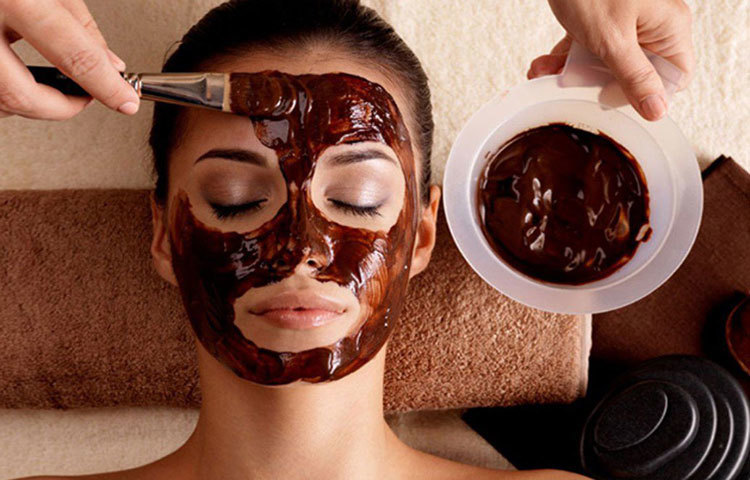 স্কিনের জন্যও কফি খুব উপকারি। রিঙ্কল দূর করে, মৃত কোষ দূর করে এমনকি অ্যান্টি-অক্সিড্যান্টও কফি। এক চা চমক বেকিং সোডার সঙ্গে কফি পাউডার মেশান। তারপর মিশ্রণটা মুখে লাগিয়ে কিছুক্ষণ রেখে ভালো করে ধুয়ে নিন।