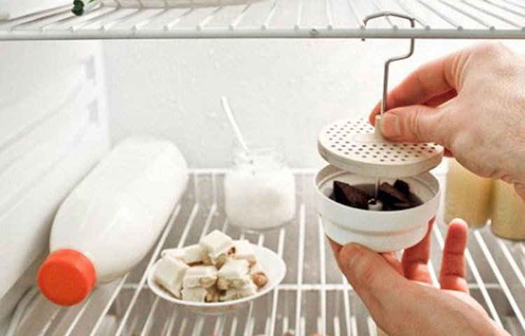 ফ্রিজে দুর্গন্ধের সঙ্গে আমরা কম-বেশি সকলেই পরিচিত। একটা কাপে কিছুটা কফি রেখে দিন ফ্রিজের মধ্যে। কফির সমস্ত দুর্গন্ধ টেনে নেবে। ফ্রিজকে দুর্গন্ধ মুক্ত রাখবে।