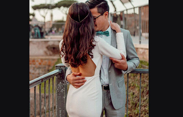 কেঞ্জি ও টেলর বলেন, আসলে ‘ইউ মে কিস দ্য ব্রাইড’ কথাটা শোনার মুহূর্তটা সবচেয়ে ভালো লাগার মুহূর্ত তাদের জন্য।