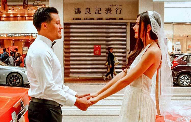 ক্যালিফোর্নিয়ায় প্রথমবার বিয়ের সময় টেলর পরেছিলেন ঠাকুরমার ওয়েডিং ড্রেস। এর পর অন্য একটি গাউনও পরেন তিনি। তখনই নাকি তার মনে হয় ডেস্টিনেশন ওয়েডিংয়ের কথা।