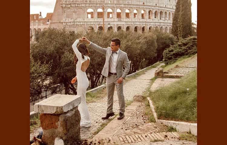 বিয়ের গাউনের জন্য ১০০ ডলারের বেশি খরচই করেননি। বরং সারা বিশ্ব ঘুরে বেড়ানোয় টাকা খরচ করতেই চেয়েছিলেন তারা।