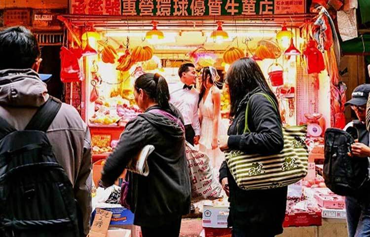 টেলর এক জন বিমানকর্মী। তাই সহজেই বিমানের টিকিট বুক করতে পারেন তারা। ক্যালিফোর্নিয়ার পর প্রথমে কোথায় বিয়ে করেছেন জানেন?