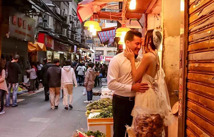 টেলরকে জাপানে প্রথম বিয়ের প্রস্তাব দিয়েছিলেন কেঞ্জি। তাই সেখানে বিয়ে করেন দ্বিতীয় বার। আগামী ভ্যালেনটাইন্স ডে-তে ১৩ নম্বর বার বিয়ের কথা ভাবছেন তারা।