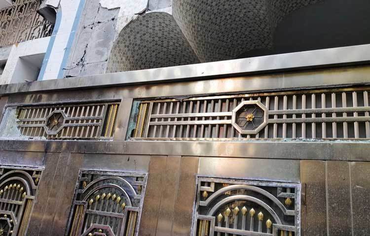 মুহূর্তের মধ্যেই তা ছড়িয়ে পড়ে পুরো চকবাজারে। কিন্তু আশ্চর্যজনক মসজিদের তেমন কোনো সমস্যা হয়নি।