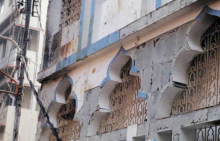 এলাকার বাসিন্দা করিম মিয়া জানান, এটি একটি আশ্চর্যজনক ঘটনা। আল্লাহর ঘর আল্লাহ রক্ষা করেছেন। ছয়তলা মসজিদের নিচে থেকেই আগুনের সূত্রপাত।