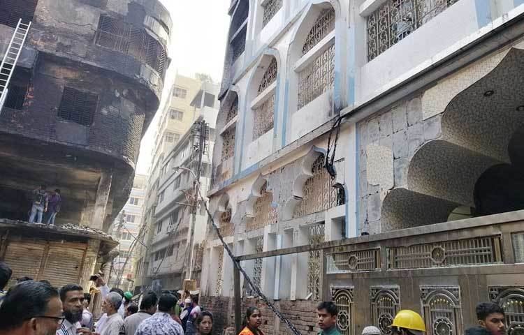 মসজিদটি দেখতে আসা মানুষের ভিড়।