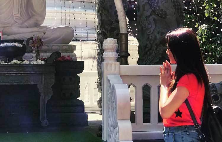 বুদ্ধ মন্দিরে গিয়ে তিনি কীভাবে প্রার্থনা করতে উদ্ধুদ্ধ হয়েছেন সেকথা সোশ্যাল সাইটে শেয়ার করেছেন মিমি।