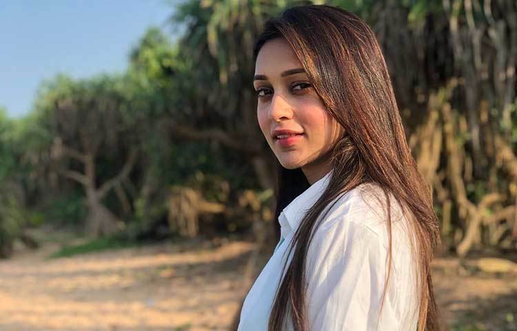 মিমির কথায় এখন প্রথমে ঘুম থেকে উঠে তিনি, ‘ন্যাম ম্যাহো র‌্যাগ কিও’-স্ত্রোত্রটি শোনার পরই তিনি দিনের অন্যান্য কাজ শুরু করেন।