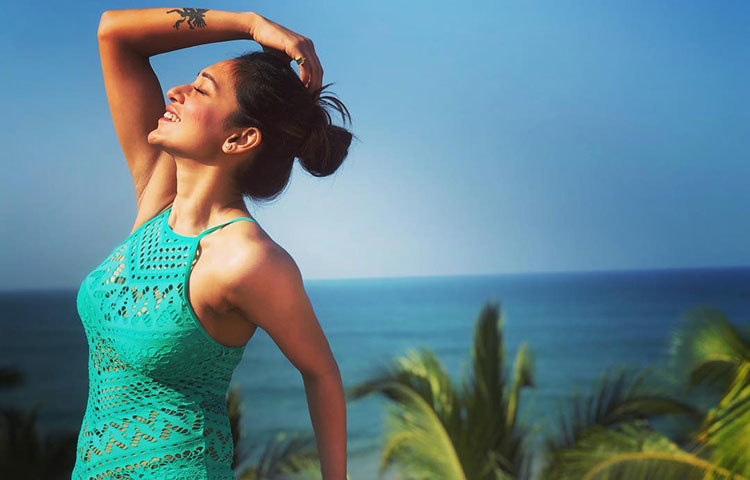 বৌদ্ধ মন্দির প্রদর্শনের পাশাপাশি শ্রীলঙ্কার সমুদ্রতীরে মনোকিনিতেও পোজ দিয়ে ছবি তুলেছেন অভিনেত্রী।