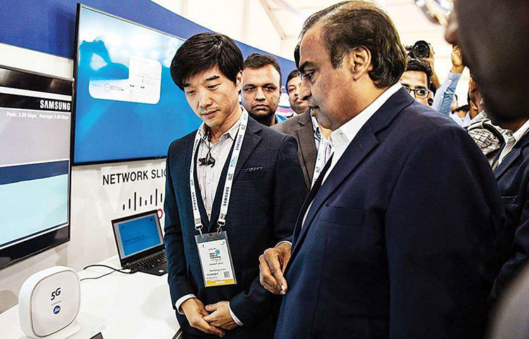 একটি জাহাজও রয়েছে মুকেশের। ৩টি ডেক, ৫৮ মিটার লম্বা ও ৩৮ মিটার চওড়া ইয়টটি। এক মিলিয়ন মার্কিন ডলারের বেশি দামটি সেটির।